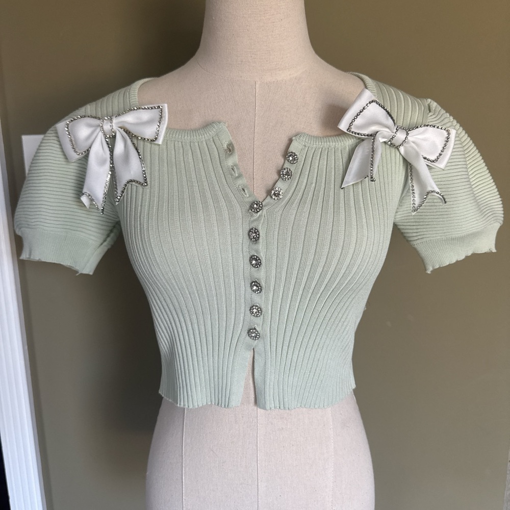 Elegant Ribbed Top with White Bow Accents